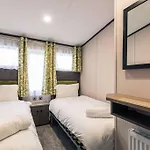 Fox Lodge With Hot Tub